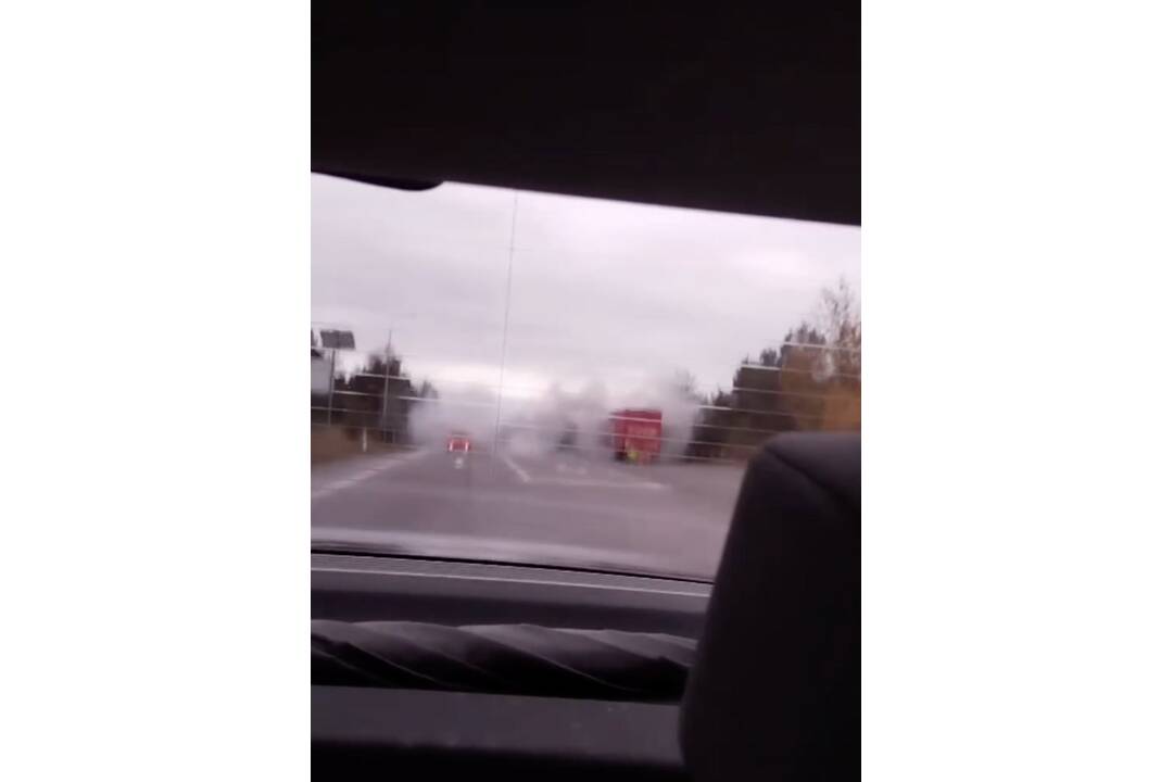 FOTO: V Chmeľove buďte opatrní, na ceste sa v kúdole dymu nachádza kamión, foto 5