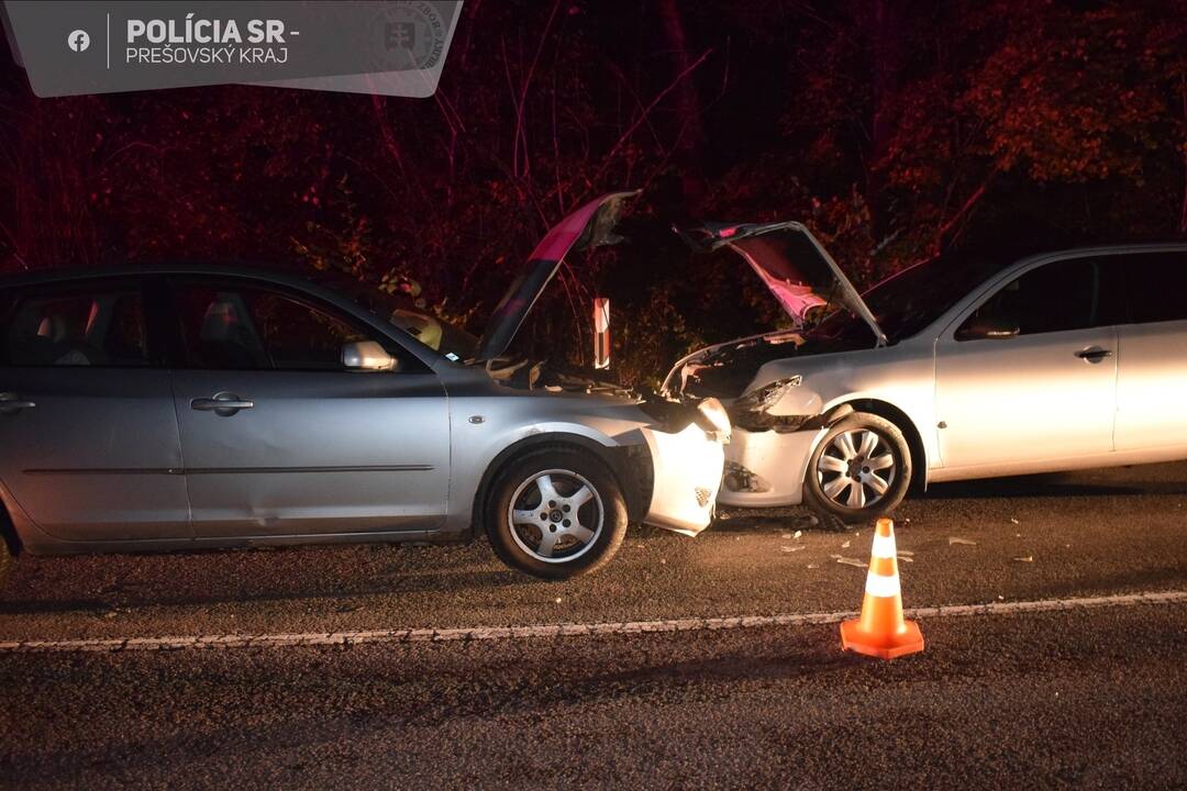 FOTO: V okrese Medzilaborce došlo k čelnej zrážke dvoch áut, foto 1