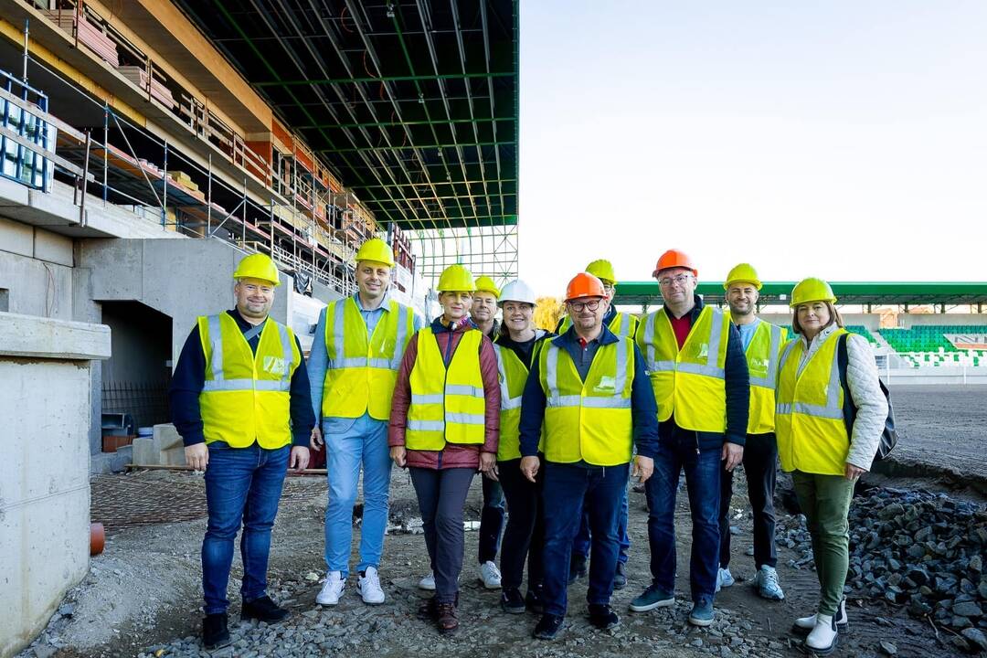 FOTO: Poslanci na inšpekcii nového štadióna, foto 3