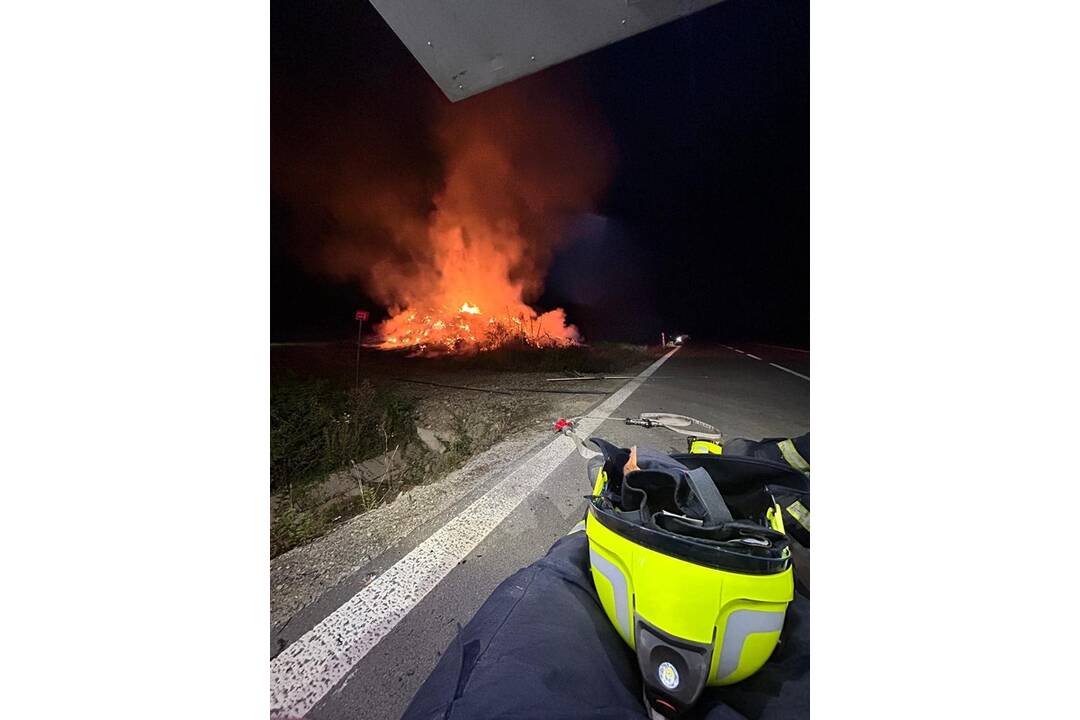 FOTO: Požiar stohov slamy v Prešove monitorovali mestskí dobrovoľní hasiči celú noc, foto 7