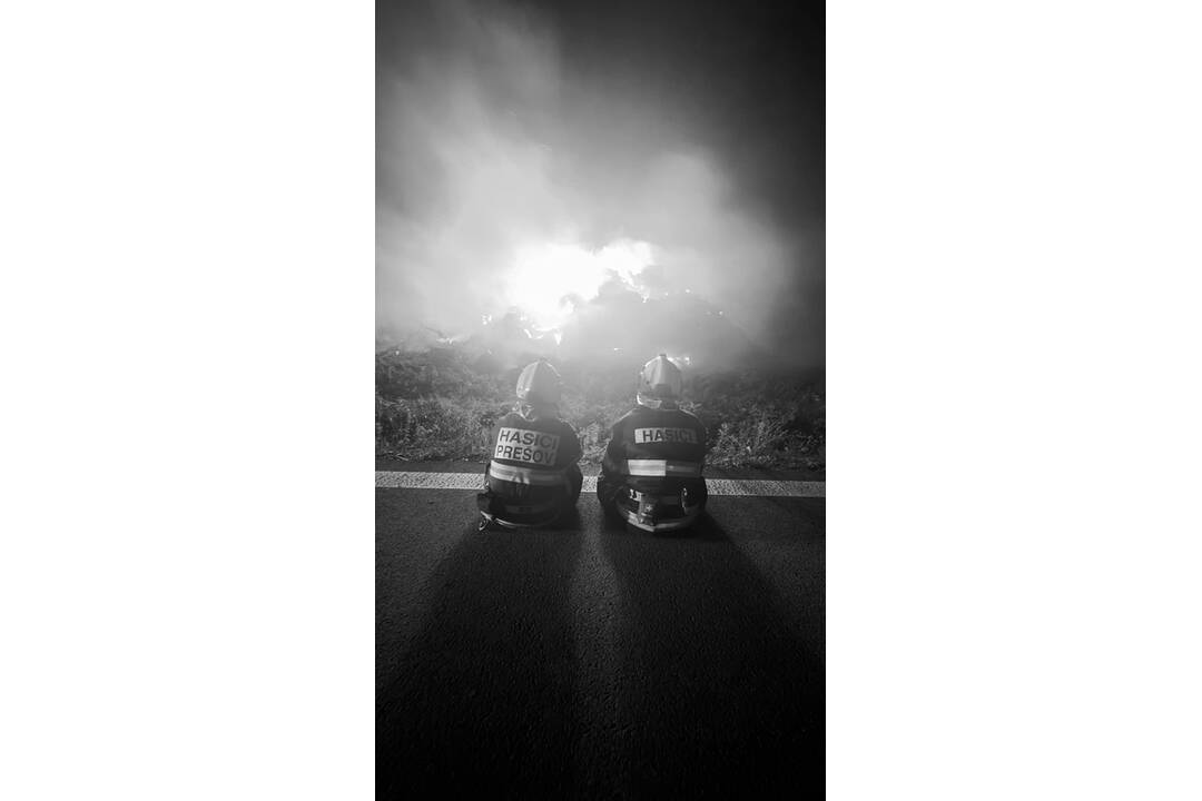 FOTO: Požiar stohov slamy v Prešove monitorovali mestskí dobrovoľní hasiči celú noc, foto 12