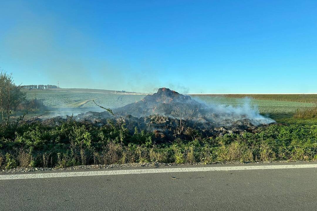 FOTO: Požiar stohov slamy v Prešove monitorovali mestskí dobrovoľní hasiči celú noc, foto 13