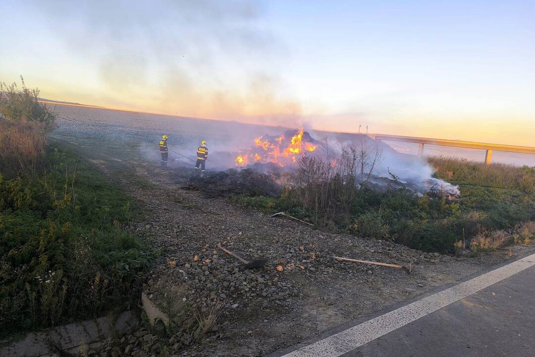 FOTO: Požiar stohov slamy v Prešove monitorovali mestskí dobrovoľní hasiči celú noc, foto 1