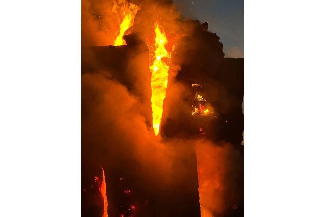 FOTO: Požiar stohov slamy v Prešove monitorovali mestskí dobrovoľní hasiči celú noc, foto 5