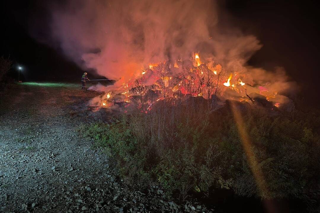 FOTO: Požiar stohov slamy v Prešove monitorovali mestskí dobrovoľní hasiči celú noc, foto 2