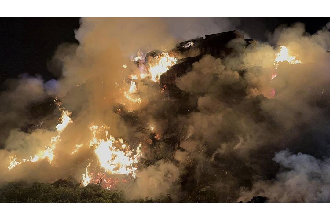 FOTO: Požiar stohov slamy v Prešove monitorovali mestskí dobrovoľní hasiči celú noc, foto 4