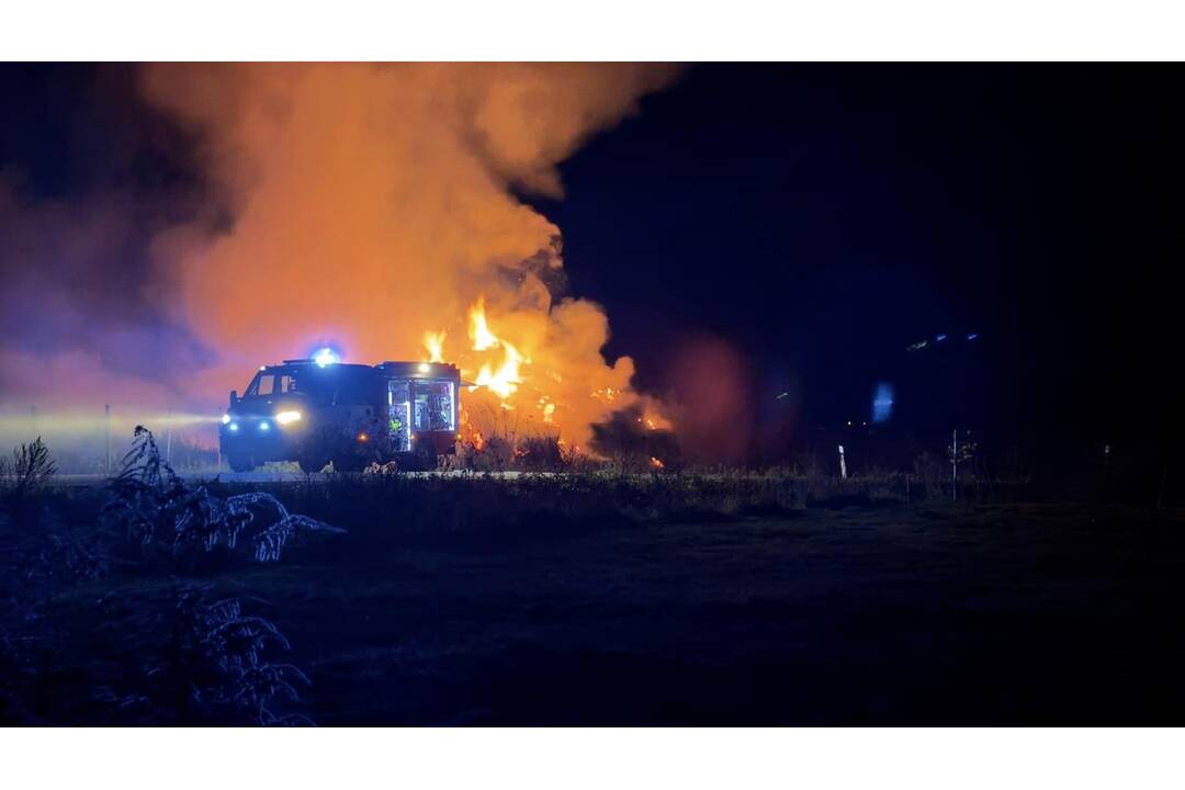 FOTO: Požiar stohov slamy v Prešove monitorovali mestskí dobrovoľní hasiči celú noc, foto 6