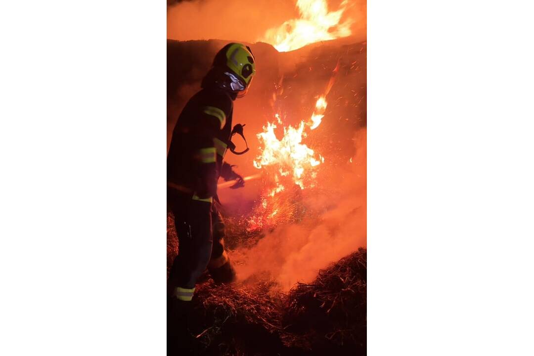 FOTO: Požiar stohov slamy v Prešove monitorovali mestskí dobrovoľní hasiči celú noc, foto 8