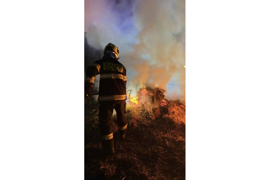 FOTO: Požiar stohov slamy v Prešove monitorovali mestskí dobrovoľní hasiči celú noc, foto 9