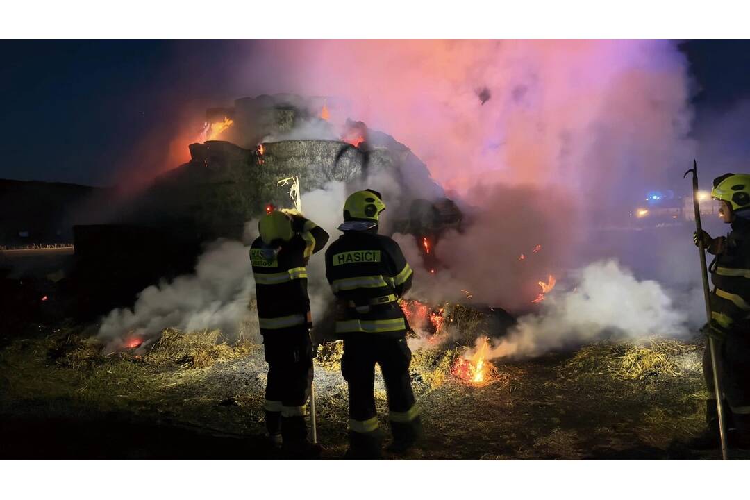 FOTO: Požiar stohov slamy v Prešove monitorovali mestskí dobrovoľní hasiči celú noc, foto 11