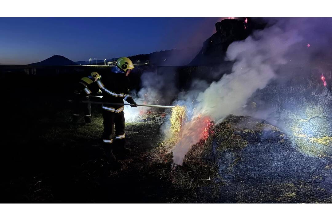 FOTO: Požiar stohov slamy v Prešove monitorovali mestskí dobrovoľní hasiči celú noc, foto 10