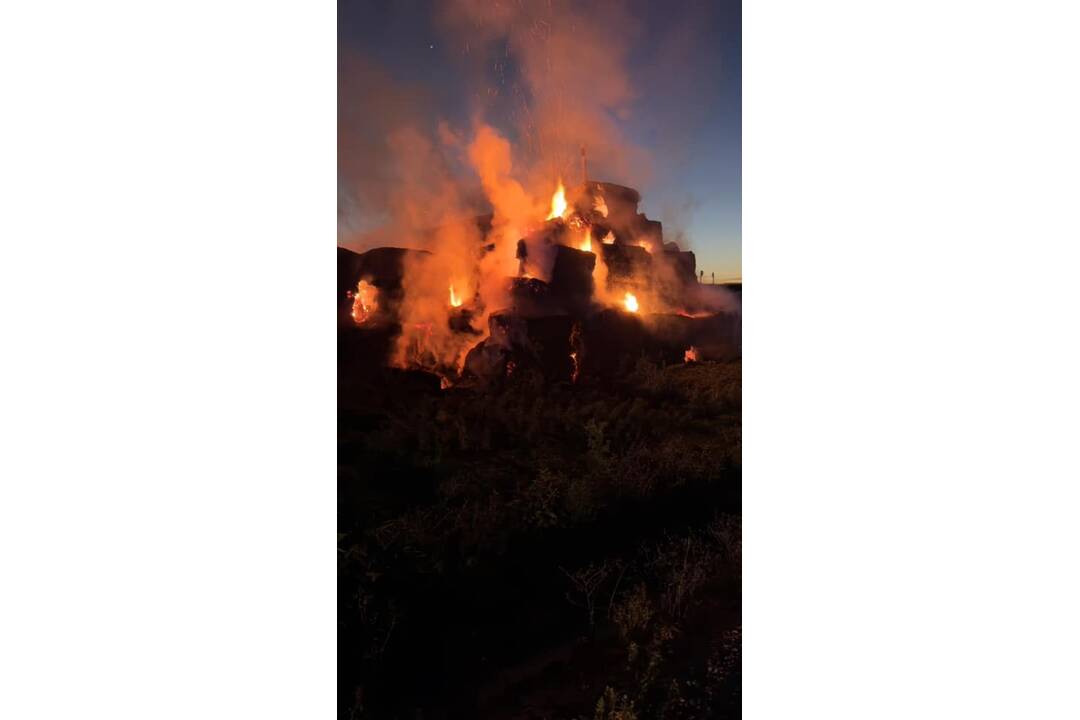 FOTO: Požiar stohov slamy v Prešove monitorovali mestskí dobrovoľní hasiči celú noc, foto 3