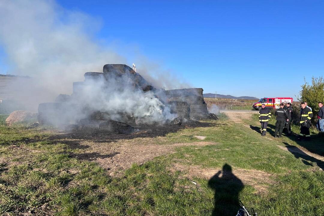 FOTO: Požiar stohov slamy v Prešove monitorovali mestskí dobrovoľní hasiči celú noc, foto 14