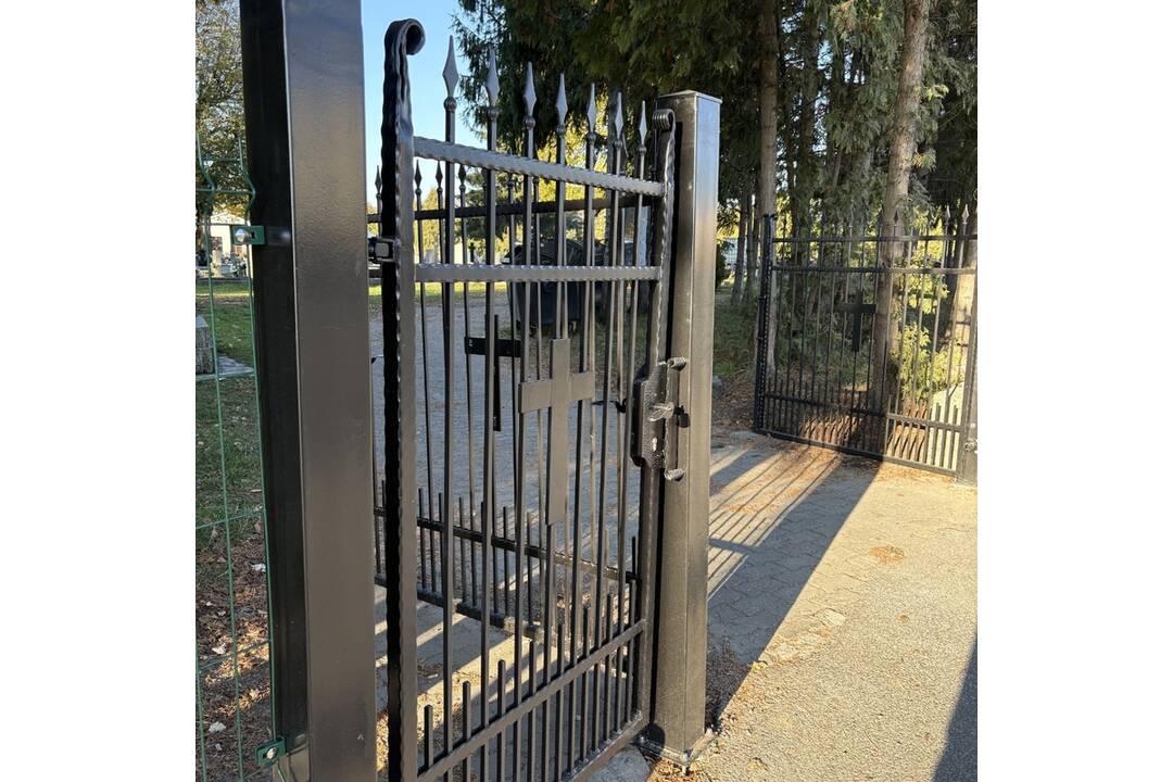 FOTO: Neznámy páchateľ poškodil novú bránu na cintoríne v Nižnej Šebastovej, foto 1