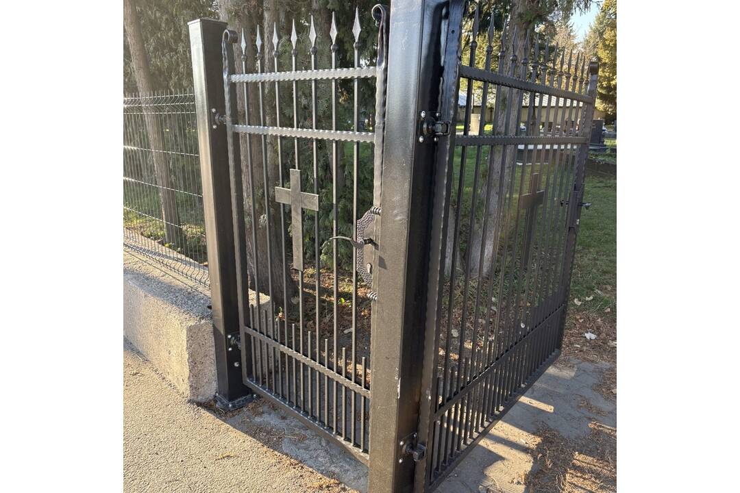 FOTO: Neznámy páchateľ poškodil novú bránu na cintoríne v Nižnej Šebastovej, foto 2