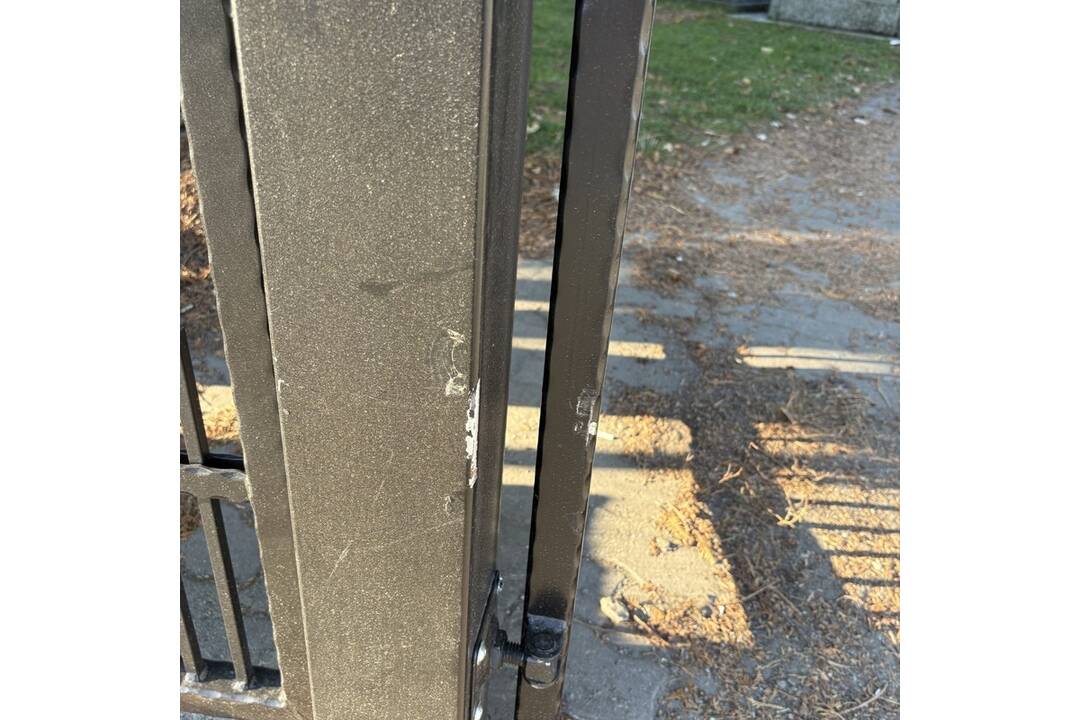 FOTO: Neznámy páchateľ poškodil novú bránu na cintoríne v Nižnej Šebastovej, foto 3