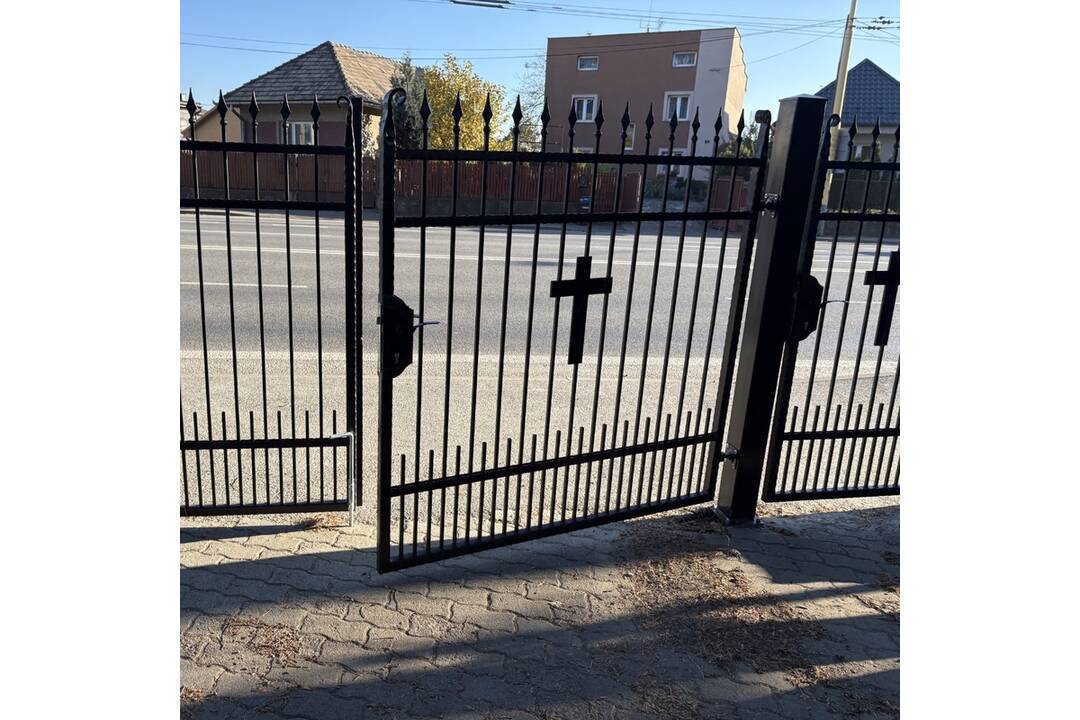 FOTO: Neznámy páchateľ poškodil novú bránu na cintoríne v Nižnej Šebastovej, foto 4