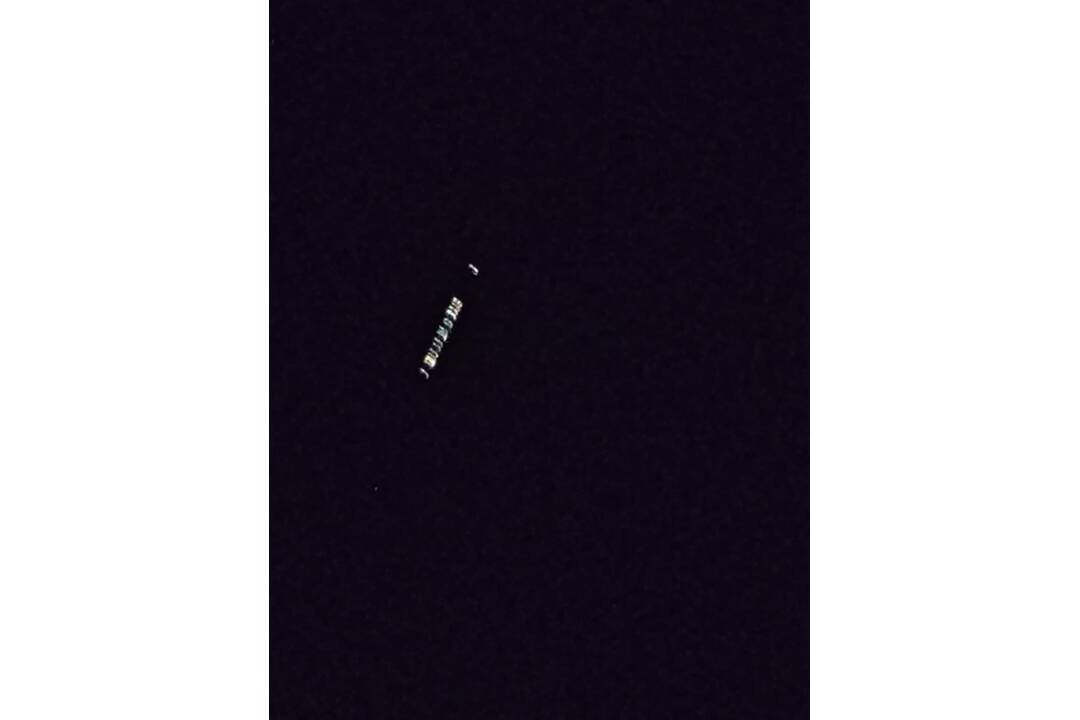 FOTO: Na nočnej oblohe nad Popradom lietal zvláštny objekt, foto 1