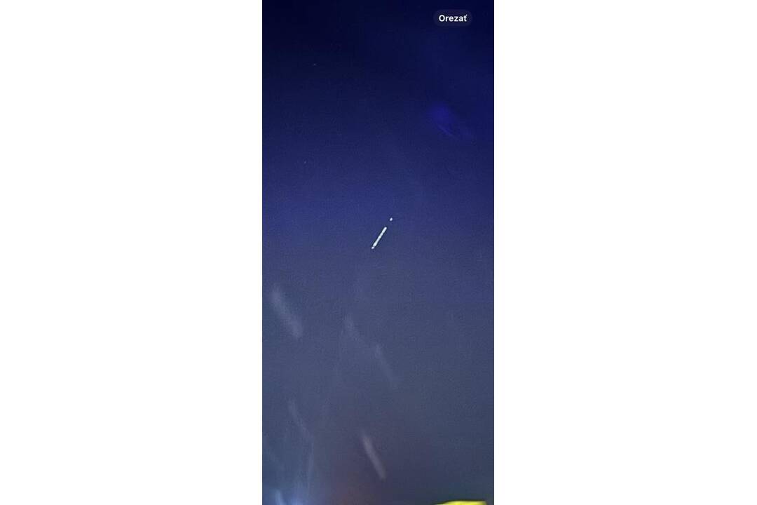 FOTO: Na nočnej oblohe nad Popradom lietal zvláštny objekt, foto 2