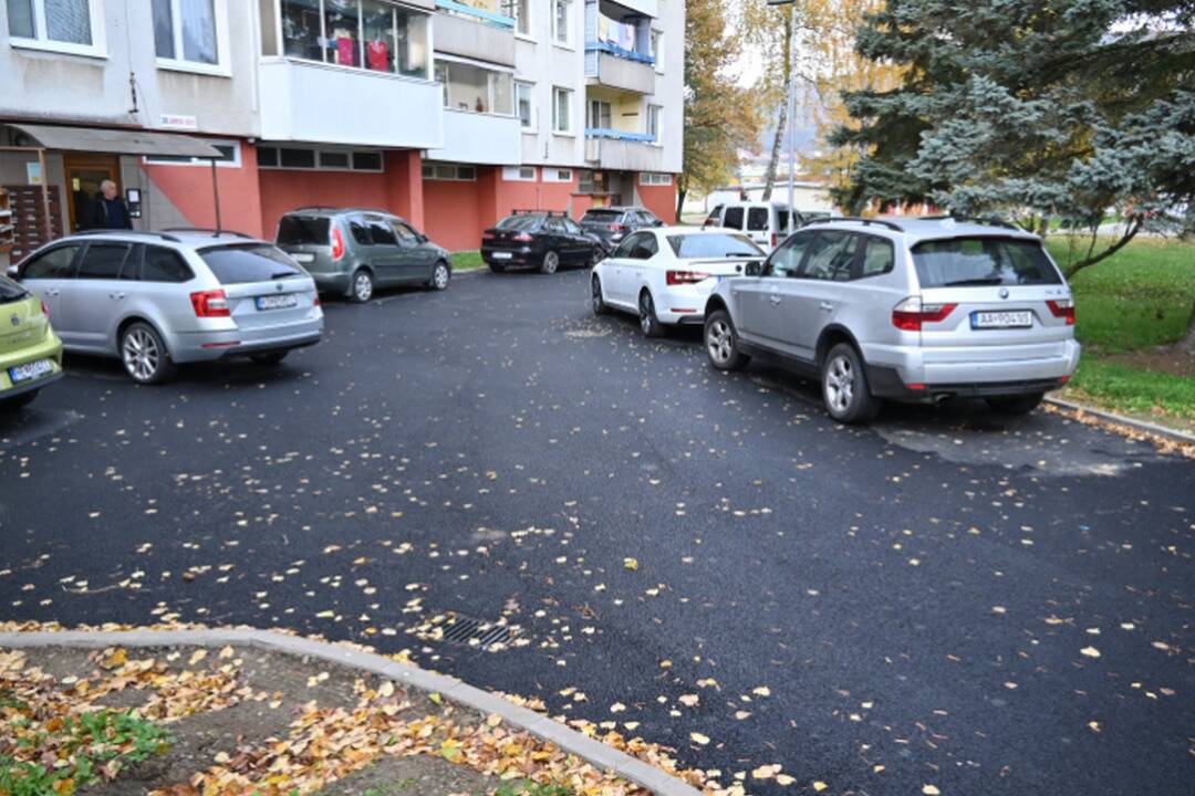 FOTO: Humenné dokončilo opravy chodníkov a ciest, radnica ušetrila tisíce, foto 1