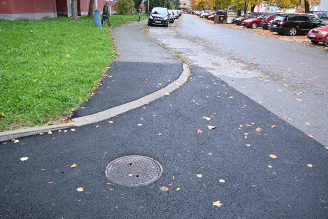 FOTO: Humenné dokončilo opravy chodníkov a ciest, radnica ušetrila tisíce, foto 5