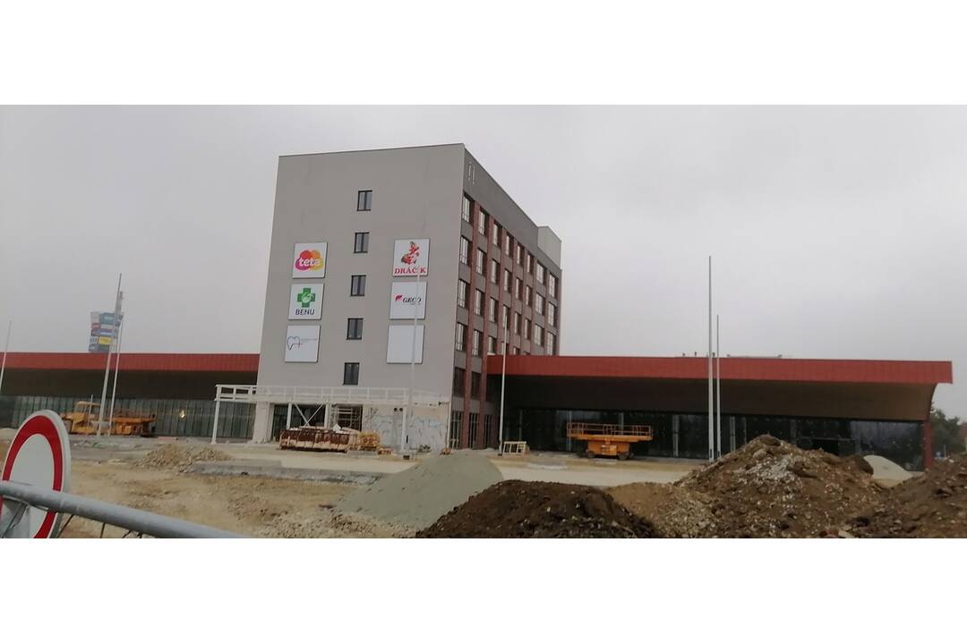 FOTO: Rekonštrukcia socialistického závodu ZPA Křižík napreduje, foto 2