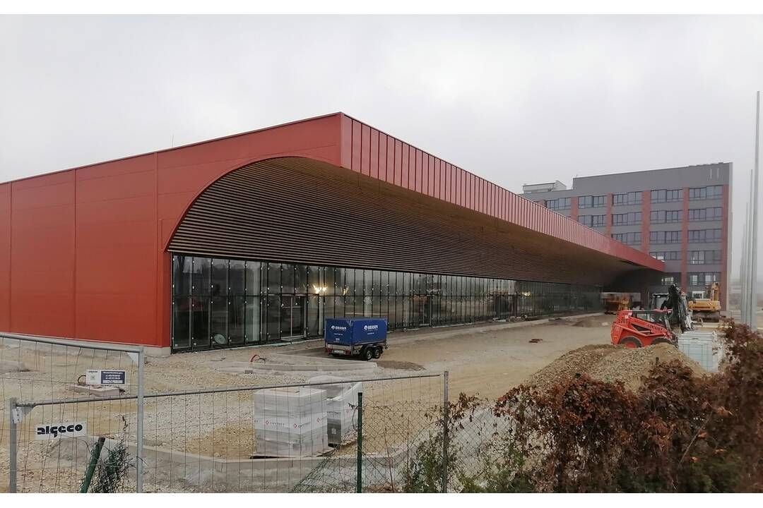 FOTO: Rekonštrukcia socialistického závodu ZPA Křižík napreduje, foto 3