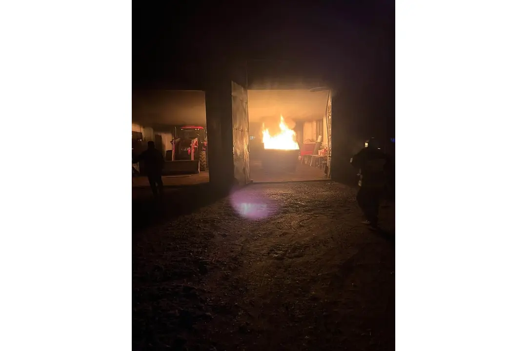 FOTO: V Podolínci horel v hale zberného dvora kontajner na zmiešaný odpad, foto 1