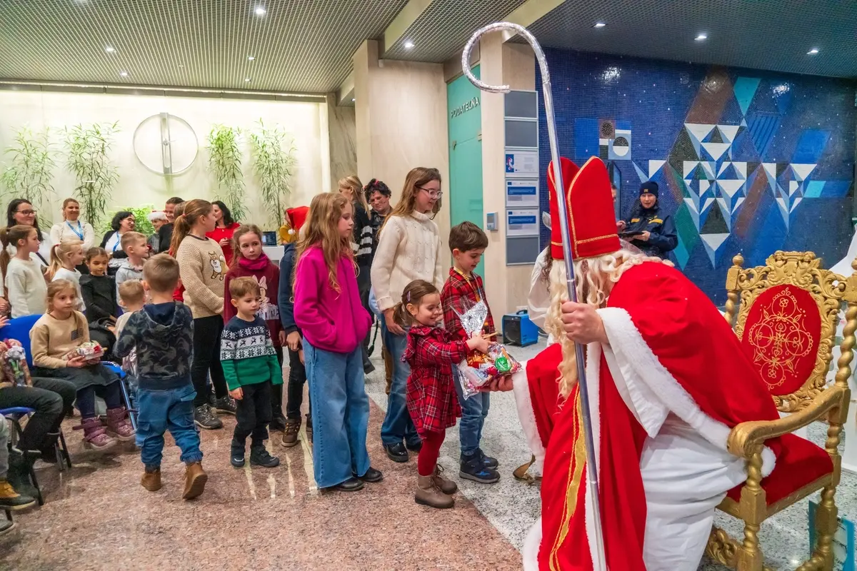 FOTO: Radostný chaos na úrade: Mikulášske balíčky a smiech detí na PSK, foto 1