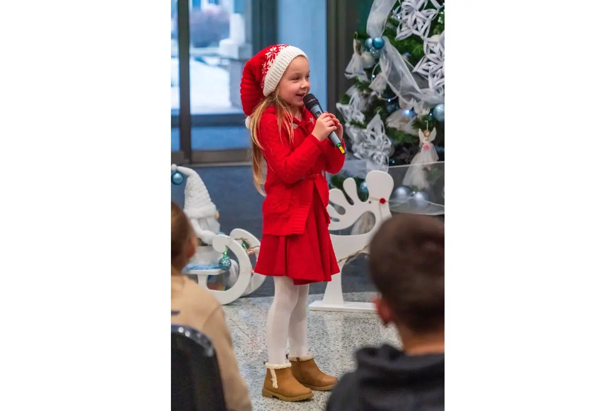 FOTO: Radostný chaos na úrade: Mikulášske balíčky a smiech detí na PSK, foto 3