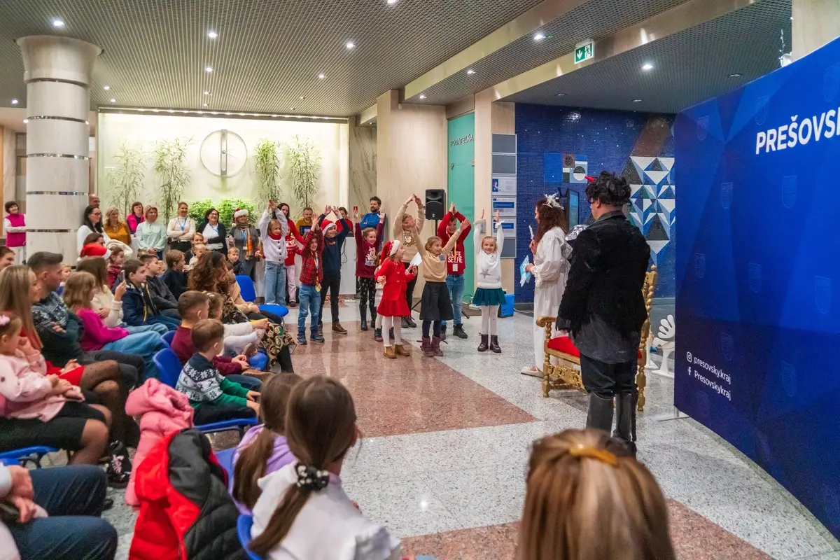 FOTO: Radostný chaos na úrade: Mikulášske balíčky a smiech detí na PSK, foto 4