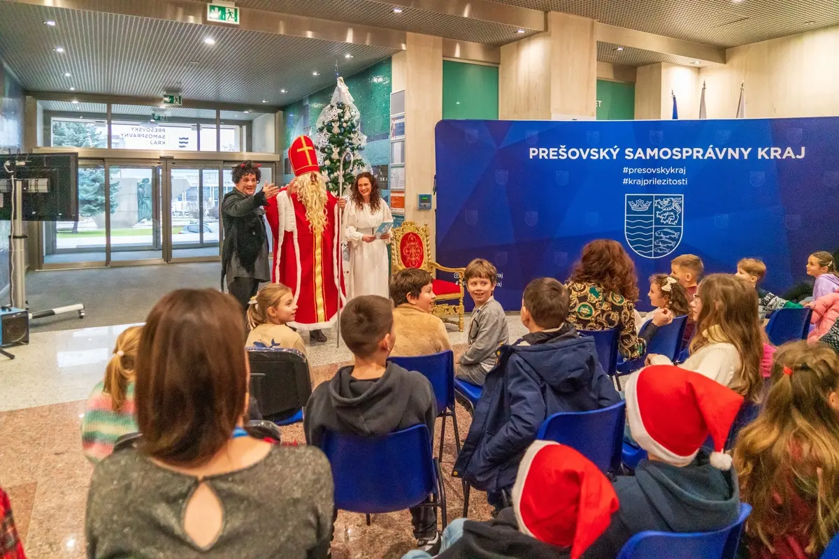 FOTO: Radostný chaos na úrade: Mikulášske balíčky a smiech detí na PSK, foto 5