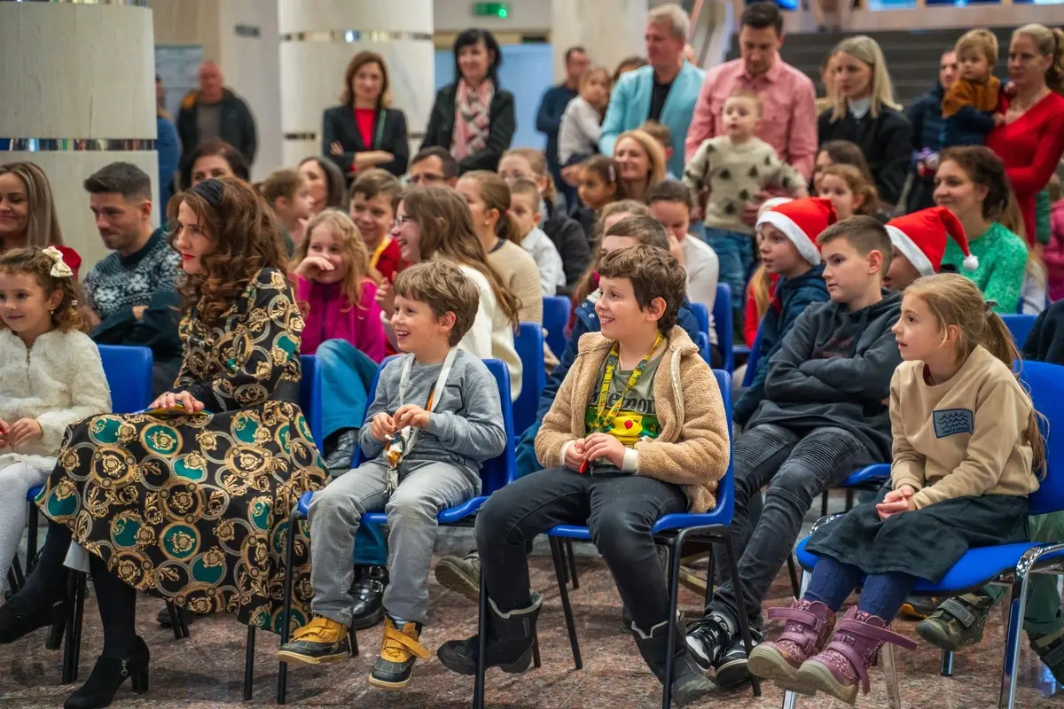 FOTO: Radostný chaos na úrade: Mikulášske balíčky a smiech detí na PSK, foto 7