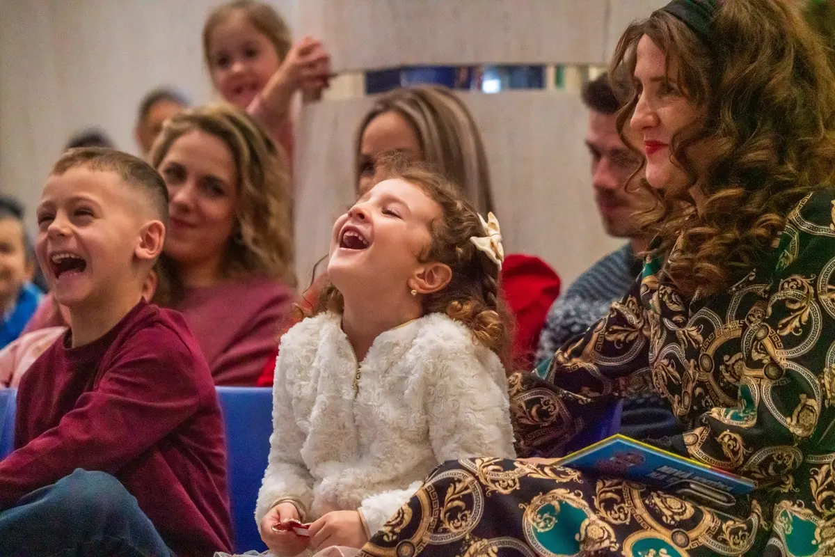 FOTO: Radostný chaos na úrade: Mikulášske balíčky a smiech detí na PSK, foto 8