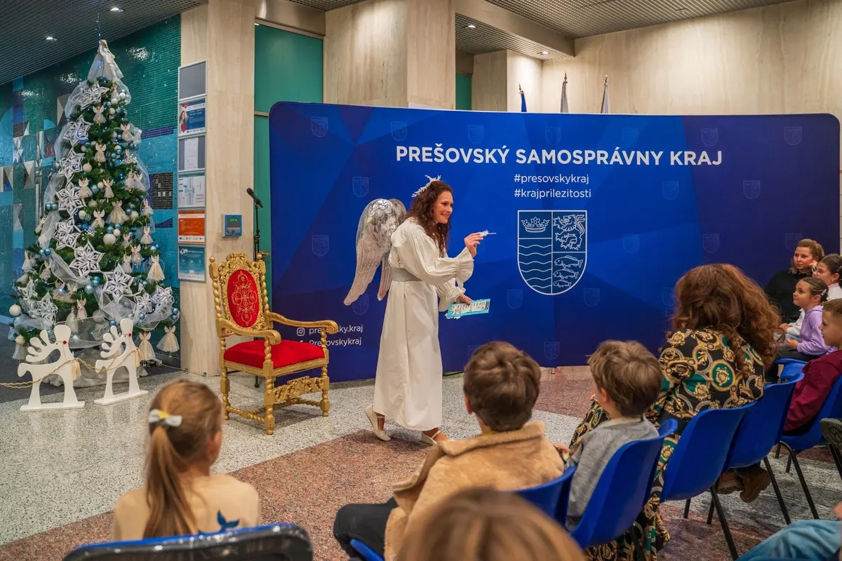 FOTO: Radostný chaos na úrade: Mikulášske balíčky a smiech detí na PSK, foto 9