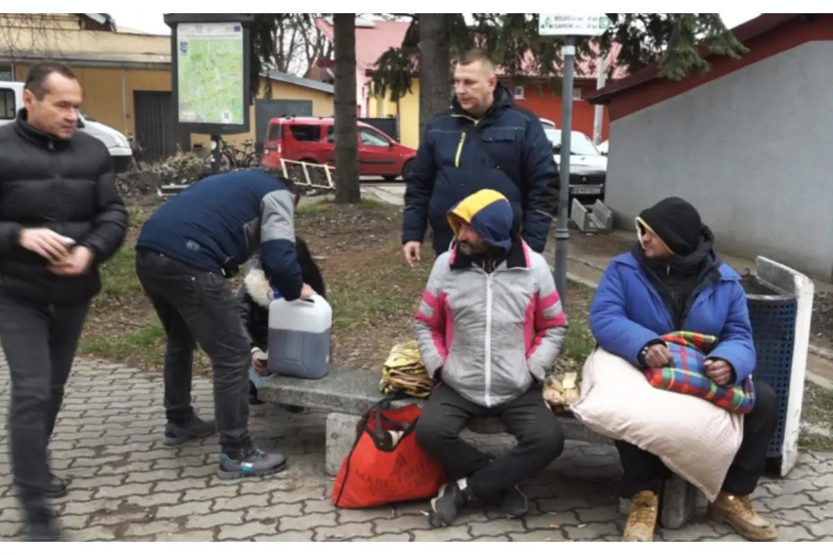 FOTO: Humenné pomáha bezdomovcom: Teplý čaj, jedlo a oblečenie priamo na ulici, foto 2
