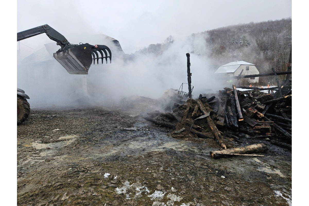 FOTO: Požiar stajne v Sukove spôsobil škodu 50-tisíc eur, hasiči bojovali do noci, foto 1