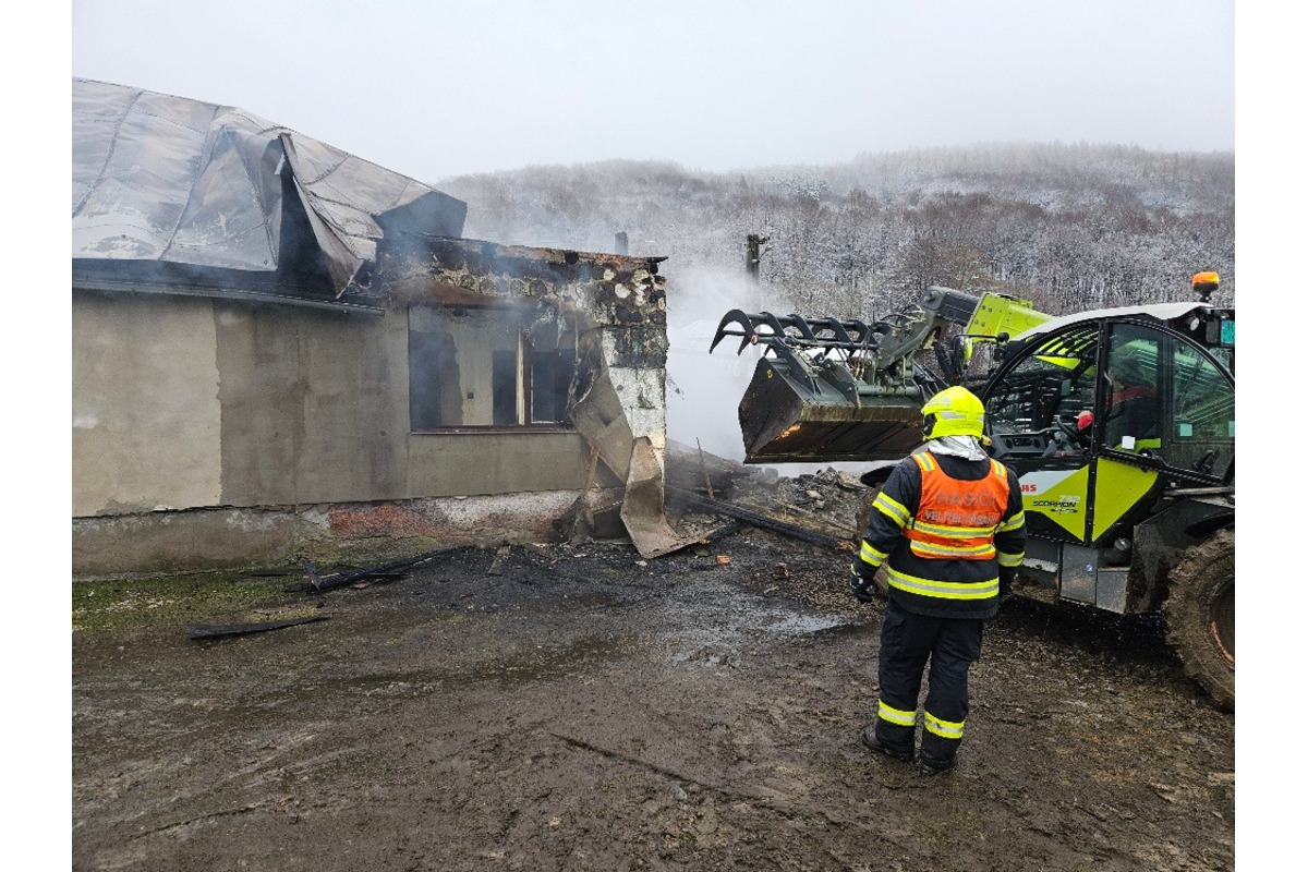 FOTO: Požiar stajne v Sukove spôsobil škodu 50-tisíc eur, hasiči bojovali do noci, foto 4