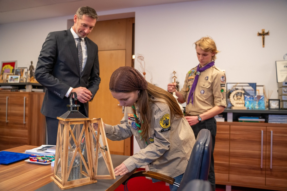 FOTO: Vianočný plamienok dorazil: Betlehemské svetlo už žiari aj v Prešove, foto 4