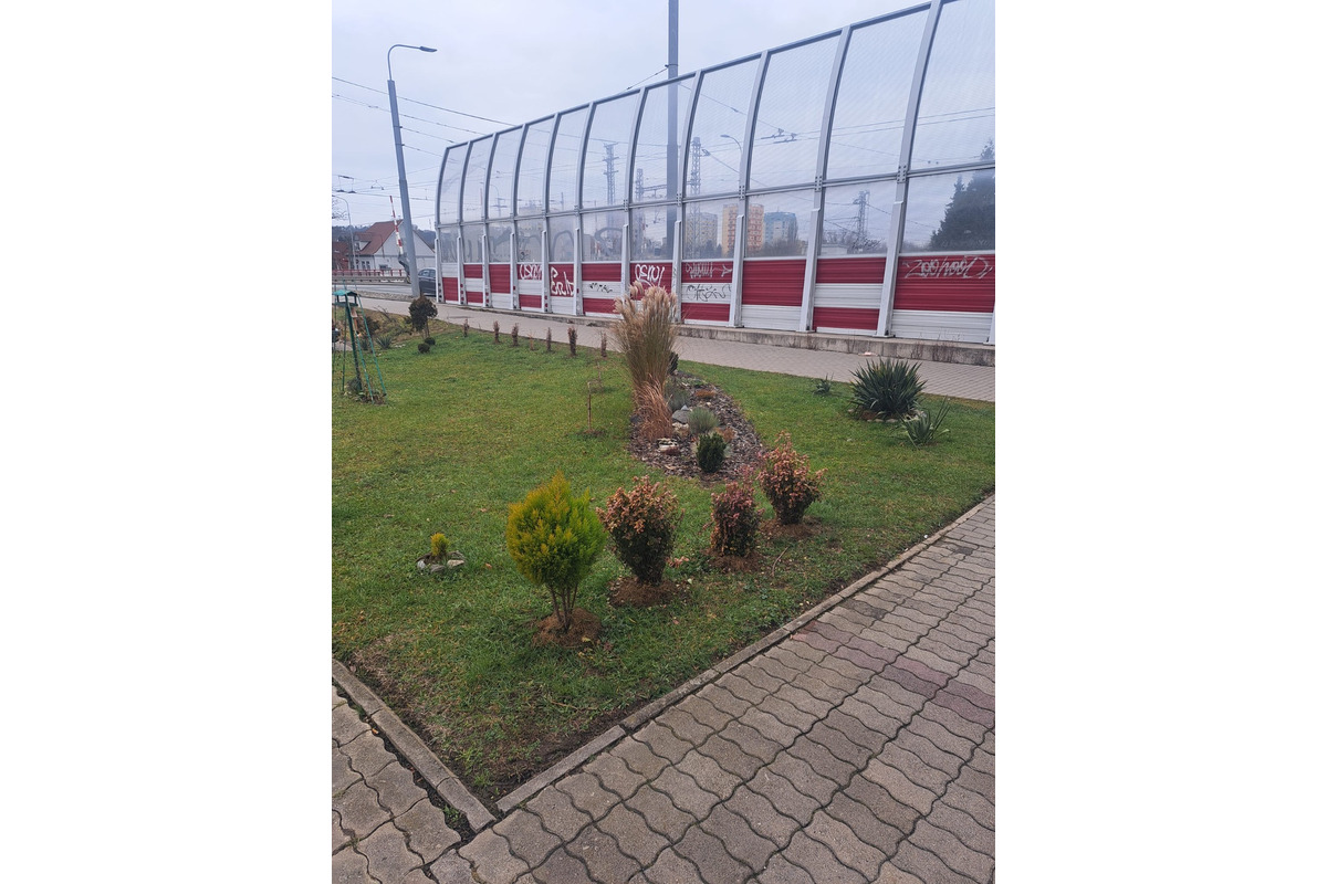 FOTO: Prešovčania si skrášlili okolie bytovky, foto 2