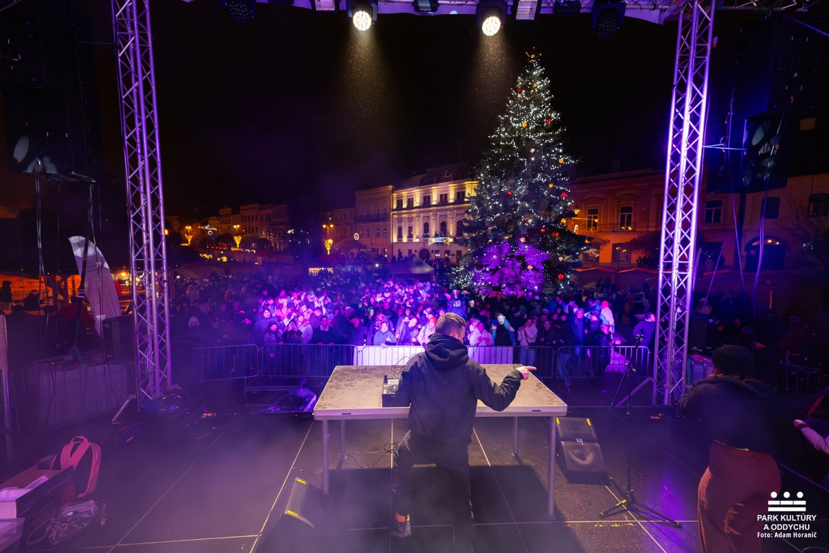 FOTO: Takto oslávili posledný deň roka 2024 na Hlavnej v Prešove, foto 1