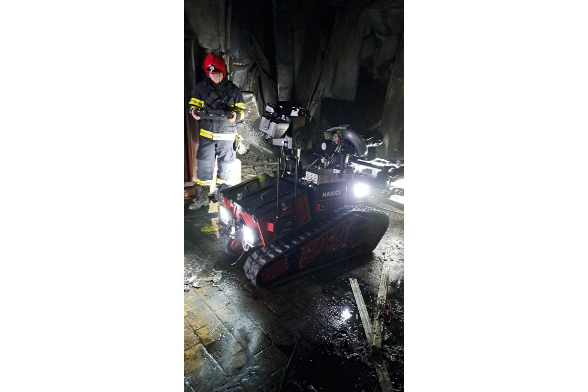 FOTO: Hasiči s robotom a dronom od ranných hodín bojovali s požiarom v Kežmarku, foto 3