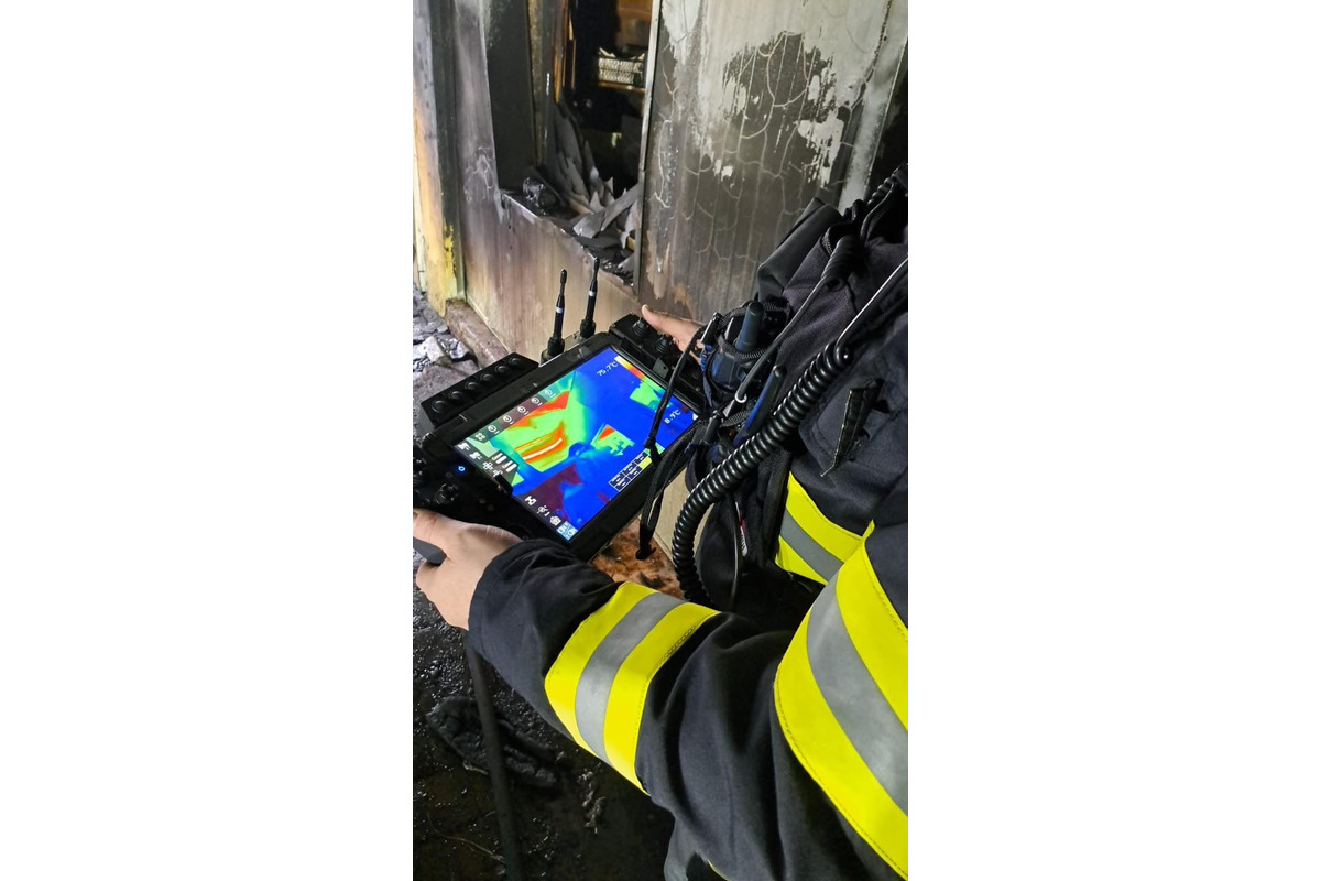 FOTO: Hasiči s robotom a dronom od ranných hodín bojovali s požiarom v Kežmarku, foto 6