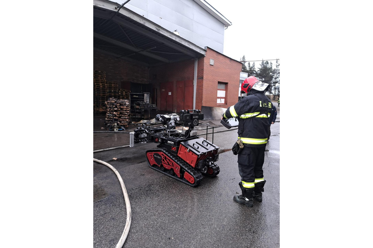 FOTO: Hasiči s robotom a dronom od ranných hodín bojovali s požiarom v Kežmarku, foto 7