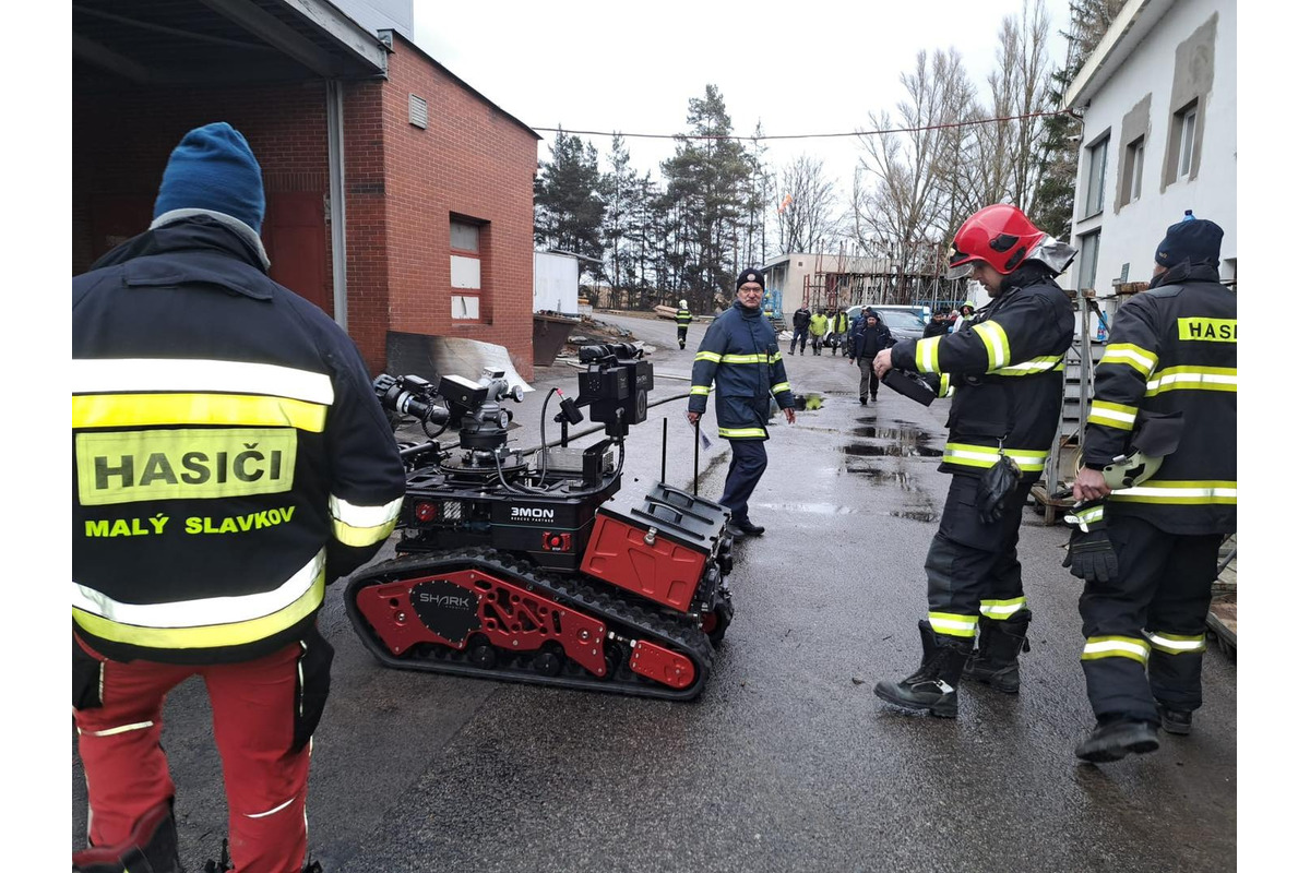 FOTO: Hasiči s robotom a dronom od ranných hodín bojovali s požiarom v Kežmarku, foto 8