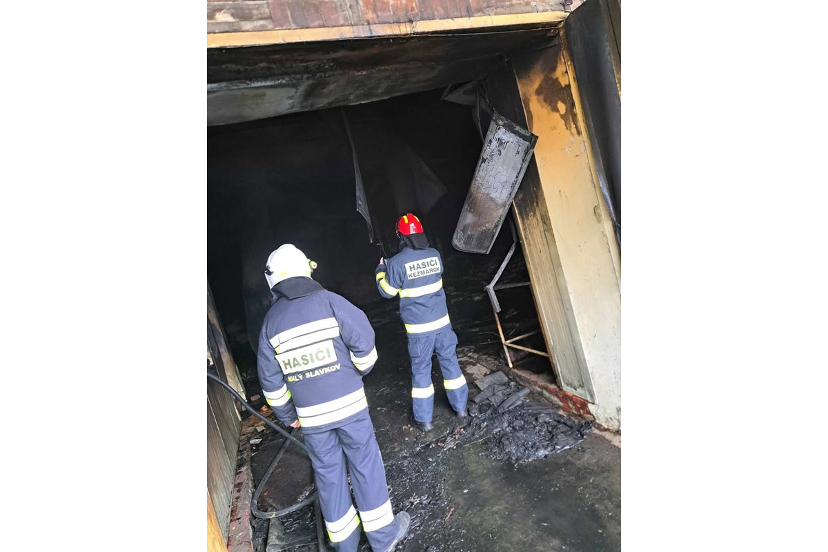 FOTO: Hasiči s robotom a dronom od ranných hodín bojovali s požiarom v Kežmarku, foto 9