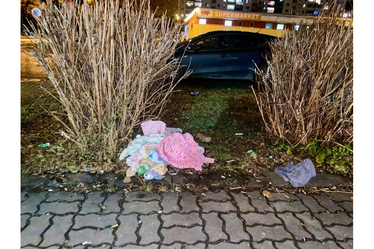 FOTO: Na sídlisku v Prešove je rozhádzané oblečenie, foto 2
