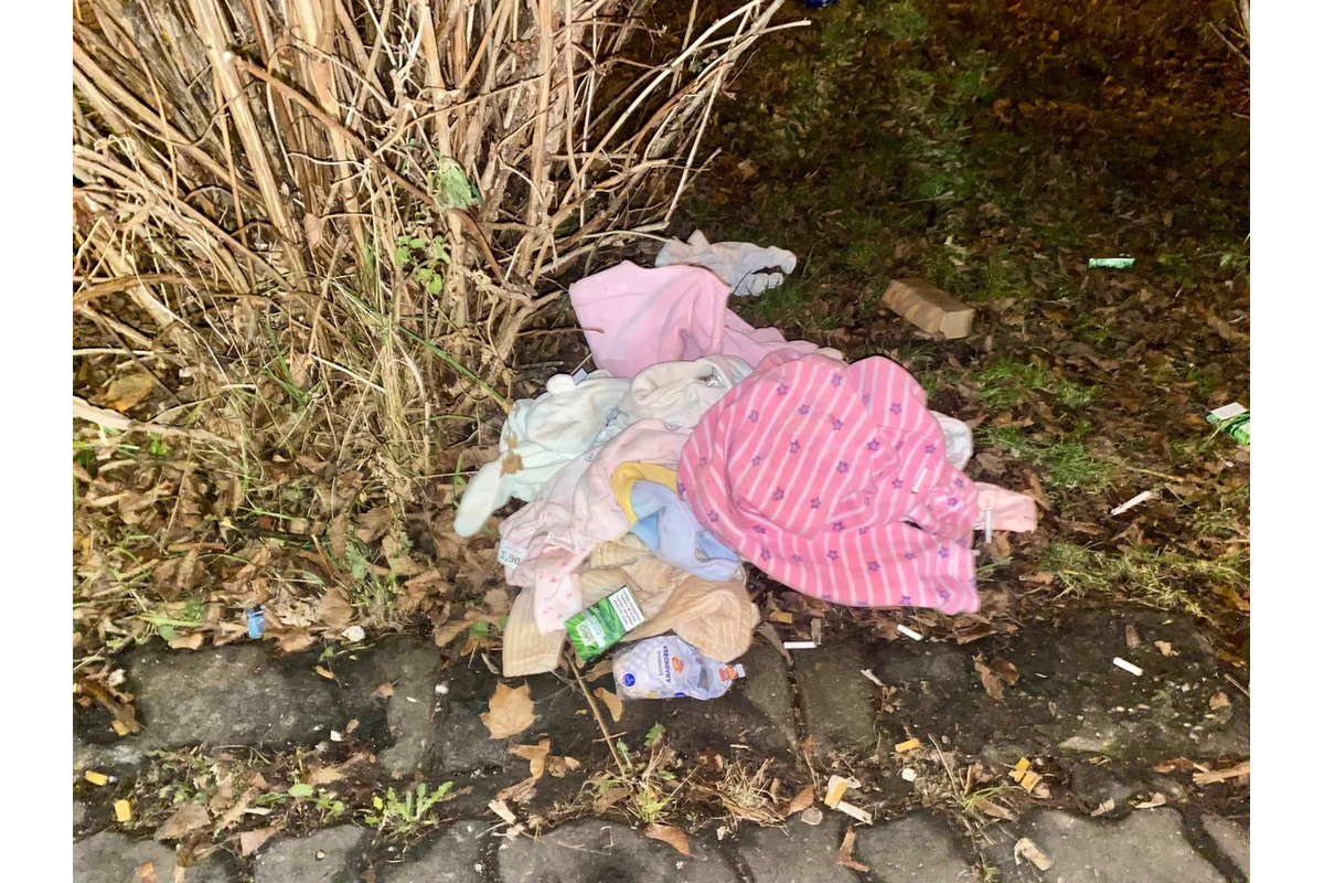 FOTO: Na sídlisku v Prešove je rozhádzané oblečenie, foto 3