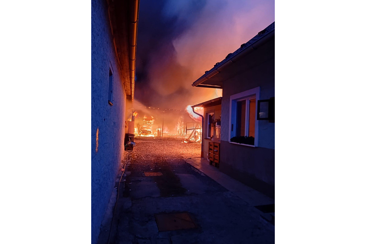 FOTO: V okrese Poprad došlo k požiaru rodinného domu a hospodárskych budov, foto 1