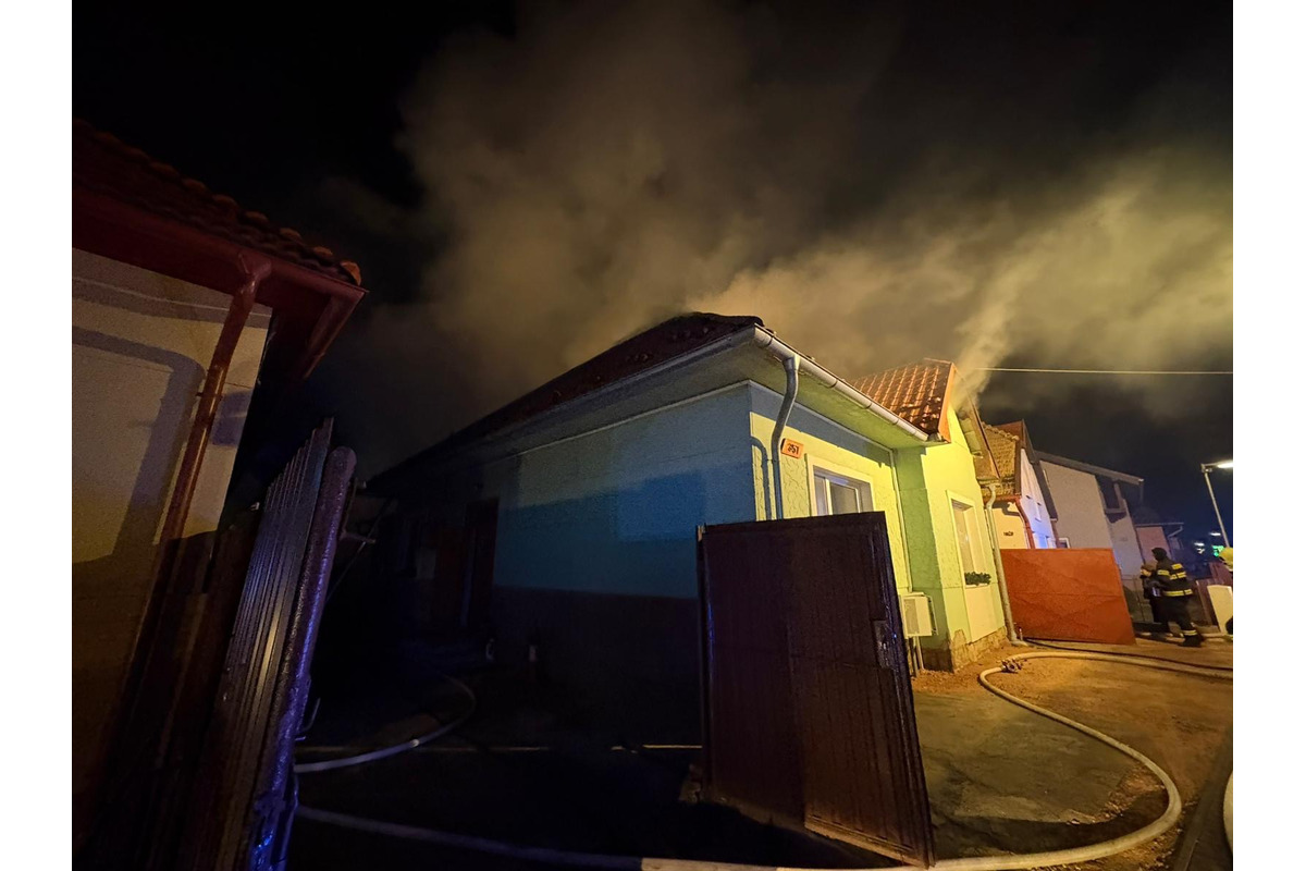 FOTO: V okrese Poprad došlo k požiaru rodinného domu a hospodárskych budov, foto 2